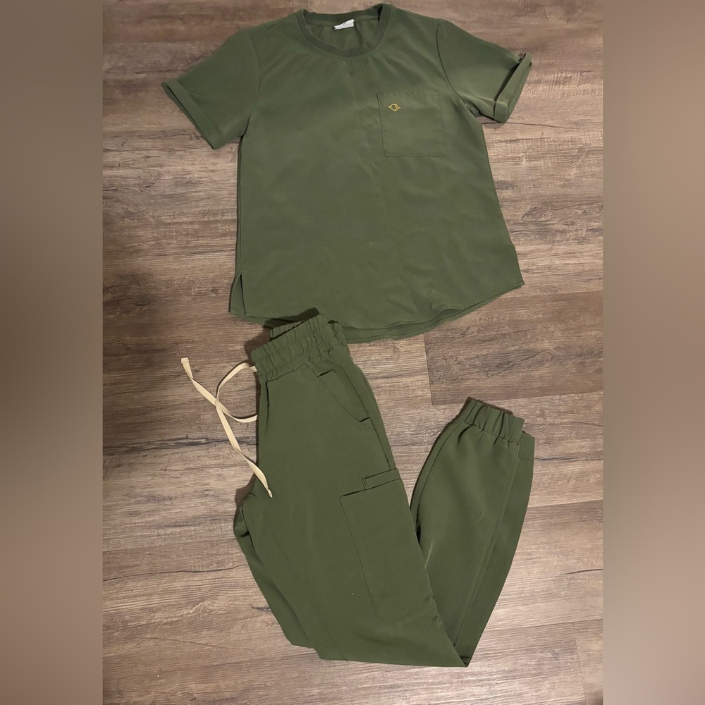 Luuna Scrubs Set